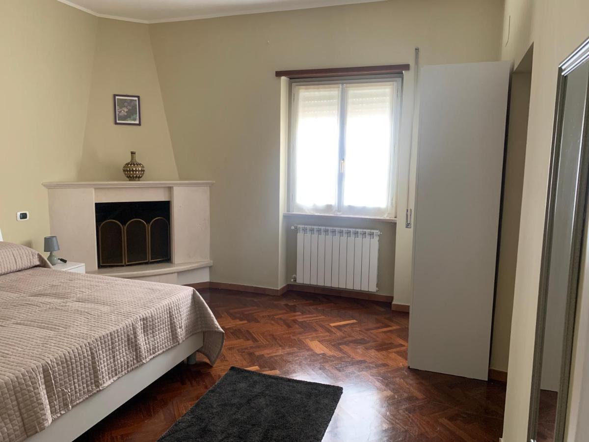 Vittoria Apartment Celano Bagian luar foto